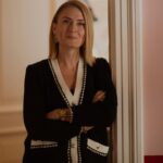 Ceyda Düvenci Instagram - Ahhh Filiz… sevgi ne bilmeyen Filiz… yine de el yordamıyla sevmeye çalışıp beceremeyen Filiz… sevgisiz büyümek ne zor şeymiş… sevgi anne babadan öğrenilmezse ne büyük boşlukmuş… @saklabeniresmi bu akşam… bakalım neler neler olacak… @startv ben sevgi nedir bilirim, sonuna kadar da sevdiğimi haykırırım diyenler burda mı? 📸 @burcuyetis