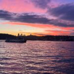 Ceyda Düvenci Instagram - Bazen ne bir filtre gerekir ne bir söz… tam da öyle zamanlar benim için… az söz, sükûnet… 🌻Kasım ayı kıymetlidir. Mine Söğüt de demiş satırlarında bütün mevsimler vardır Kasım’da… bana göre de hem bütün mevsimler, hem bütün duygular var… 🍂geçen yıla vedadır bana Kasım ayı… her sene öyle oldu… her sene Kasım ayında bi bakarım neler olup bitti diye… vedalaşırım… teşekkür ederim… şükür ederim… 🍁artık olan her şeyin hayır olduğuna da çok inanıyorum… 🍃bugün fırtına var mesela… temizliyor aslında her tarafı… onun gibi. 🦋Olan biten fırtına sandığımız, temizler mekanı, yeni gelecek olana alan açar… Misafirhane şiirinde yazdığı gibi… ☀️geçen hafta böyle bitti bir gün gökyüzünde, rengarenk. Hemen koştum… tüm bu ihtişama bakıp şükür ettim… vedalaştım olan biten her şeyle… iyi geldi… 😌Kasım ayının hakkını vermeyi unutma 😉 olan her şey ama her şey hayrına inan… #banaiyigelensanadaiyigelsin #everythinghappensforareason
