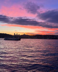Ceyda Düvenci Instagram - Bazen ne bir filtre gerekir ne bir söz… tam da öyle zamanlar benim için… az söz, sükûnet… 🌻Kasım ayı kıymetlidir. Mine Söğüt de demiş satırlarında bütün mevsimler vardır Kasım’da… bana göre de hem bütün mevsimler, hem bütün duygular var… 🍂geçen yıla vedadır bana Kasım ayı… her sene öyle oldu… her sene Kasım ayında bi bakarım neler olup bitti diye… vedalaşırım… teşekkür ederim… şükür ederim… 🍁artık olan her şeyin hayır olduğuna da çok inanıyorum… 🍃bugün fırtına var mesela… temizliyor aslında her tarafı… onun gibi. 🦋Olan biten fırtına sandığımız, temizler mekanı, yeni gelecek olana alan açar… Misafirhane şiirinde yazdığı gibi… ☀️geçen hafta böyle bitti bir gün gökyüzünde, rengarenk. Hemen koştum… tüm bu ihtişama bakıp şükür ettim… vedalaştım olan biten her şeyle… iyi geldi… 😌Kasım ayının hakkını vermeyi unutma 😉 olan her şey ama her şey hayrına inan… #banaiyigelensanadaiyigelsin #everythinghappensforareason