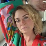 Ceyda Düvenci Instagram - Yine heyecan dolu bir gün başlar… evlatları aşırı özlemem dışında bir sızı yok içimde… keyifleri çoook yerinde şükür… aslında hayatın özeti de böyle bir şey… sevdiklerin mutlu olunca, mutlu olduğu hallerine şükür etmek… bugün @prensdizi okuma provamız var… şahane 2. Sezona hazır mısınız? Ben çok heyecanlıyım… Oradan da hoooop Ziya bey ev @saklabeniresmi 4. Bölüm çekimleri… Dün programda @bambaskasohbetler.ntv harika konuklarım vardı. @isinkaraca canım Işın da geldi. İnanılmaz bir albüm yapmış, dün geceden beri dönüp dönüp dinliyorum… o yüzden de o albümden bir şarkı ekliyorum size canlı kayıt senfoni orkastrası eşliğinde Işın’ın sesi ile başlayın güne… Bu aralar durumlar böyle… harika 2 tane eğitim var yaklaşan onların da detaylarını paylaşırım sizlerle gün içinde… 🌻🌻🌻🌻haydi bakalımmmmm. Hepimize güzel bir gün olsun… 🌻🌻🌻 #banaiyigelensanadaiyigelsin