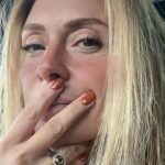 Ceyda Düvenci Instagram - Yine heyecan dolu bir gün başlar… evlatları aşırı özlemem dışında bir sızı yok içimde… keyifleri çoook yerinde şükür… aslında hayatın özeti de böyle bir şey… sevdiklerin mutlu olunca, mutlu olduğu hallerine şükür etmek… bugün @prensdizi okuma provamız var… şahane 2. Sezona hazır mısınız? Ben çok heyecanlıyım… Oradan da hoooop Ziya bey ev @saklabeniresmi 4. Bölüm çekimleri… Dün programda @bambaskasohbetler.ntv harika konuklarım vardı. @isinkaraca canım Işın da geldi. İnanılmaz bir albüm yapmış, dün geceden beri dönüp dönüp dinliyorum… o yüzden de o albümden bir şarkı ekliyorum size canlı kayıt senfoni orkastrası eşliğinde Işın’ın sesi ile başlayın güne… Bu aralar durumlar böyle… harika 2 tane eğitim var yaklaşan onların da detaylarını paylaşırım sizlerle gün içinde… 🌻🌻🌻🌻haydi bakalımmmmm. Hepimize güzel bir gün olsun… 🌻🌻🌻 #banaiyigelensanadaiyigelsin