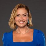 Ceyda Düvenci Instagram - Yine heyecan dolu bir gün başlar… evlatları aşırı özlemem dışında bir sızı yok içimde… keyifleri çoook yerinde şükür… aslında hayatın özeti de böyle bir şey… sevdiklerin mutlu olunca, mutlu olduğu hallerine şükür etmek… bugün @prensdizi okuma provamız var… şahane 2. Sezona hazır mısınız? Ben çok heyecanlıyım… Oradan da hoooop Ziya bey ev @saklabeniresmi 4. Bölüm çekimleri… Dün programda @bambaskasohbetler.ntv harika konuklarım vardı. @isinkaraca canım Işın da geldi. İnanılmaz bir albüm yapmış, dün geceden beri dönüp dönüp dinliyorum… o yüzden de o albümden bir şarkı ekliyorum size canlı kayıt senfoni orkastrası eşliğinde Işın’ın sesi ile başlayın güne… Bu aralar durumlar böyle… harika 2 tane eğitim var yaklaşan onların da detaylarını paylaşırım sizlerle gün içinde… 🌻🌻🌻🌻haydi bakalımmmmm. Hepimize güzel bir gün olsun… 🌻🌻🌻 #banaiyigelensanadaiyigelsin