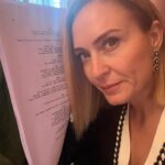 Ceyda Düvenci Instagram - Günün nasıl geçti? Benim oldukça koşturmacalı… sabah güne başladığım yerde bitirdim günümü… çalışma odamda… önce güzel bir güne başlama ritüeli ardından @kafaradyo program kayıdı, ardından @saklabeniresmi seti, ardından @bambaskasohbetler.ntv program çekimi ve istasyona dönüş… sabah yine erken set var ve arkasından program çekimi… bari dedim radyo programımı şimdiden çekeyim sabah 5 dakika fazla uyusam kâr… karanlığa uyanmaya başladık yine, zor merhaba demek doğmayan güne… ama sabah ritüeli beni mutlu ediyor. Ne dersen bu ritüel? İkigai’me şükür ve teşekkür… uyanma sebebime uyanacak sağlığım olduğu için hayata teşekkür… bundan sebep yorulmuyorum. Bu satırları yazarken kucağımda bir kedi 😻 sol ayağımın dibinde Maki 🐶ve sağ ayağımın dibinde öbür kedi 😻 🤣🤣🤣 evlatlar ara tatil sebebiyle babalarında, ev sessiz, içimde özlemleri… Şimdi kitabım ve ben uykuya dalarız yavaştan… sen nasılsın?