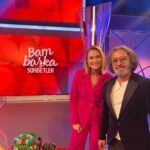 Ceyda Düvenci Instagram - Günün nasıl geçti? Benim oldukça koşturmacalı… sabah güne başladığım yerde bitirdim günümü… çalışma odamda… önce güzel bir güne başlama ritüeli ardından @kafaradyo program kayıdı, ardından @saklabeniresmi seti, ardından @bambaskasohbetler.ntv program çekimi ve istasyona dönüş… sabah yine erken set var ve arkasından program çekimi… bari dedim radyo programımı şimdiden çekeyim sabah 5 dakika fazla uyusam kâr… karanlığa uyanmaya başladık yine, zor merhaba demek doğmayan güne… ama sabah ritüeli beni mutlu ediyor. Ne dersen bu ritüel? İkigai’me şükür ve teşekkür… uyanma sebebime uyanacak sağlığım olduğu için hayata teşekkür… bundan sebep yorulmuyorum. Bu satırları yazarken kucağımda bir kedi 😻 sol ayağımın dibinde Maki 🐶ve sağ ayağımın dibinde öbür kedi 😻 🤣🤣🤣 evlatlar ara tatil sebebiyle babalarında, ev sessiz, içimde özlemleri… Şimdi kitabım ve ben uykuya dalarız yavaştan… sen nasılsın?