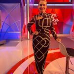 Ceyda Düvenci Instagram - Günün nasıl geçti? Benim oldukça koşturmacalı… sabah güne başladığım yerde bitirdim günümü… çalışma odamda… önce güzel bir güne başlama ritüeli ardından @kafaradyo program kayıdı, ardından @saklabeniresmi seti, ardından @bambaskasohbetler.ntv program çekimi ve istasyona dönüş… sabah yine erken set var ve arkasından program çekimi… bari dedim radyo programımı şimdiden çekeyim sabah 5 dakika fazla uyusam kâr… karanlığa uyanmaya başladık yine, zor merhaba demek doğmayan güne… ama sabah ritüeli beni mutlu ediyor. Ne dersen bu ritüel? İkigai’me şükür ve teşekkür… uyanma sebebime uyanacak sağlığım olduğu için hayata teşekkür… bundan sebep yorulmuyorum. Bu satırları yazarken kucağımda bir kedi 😻 sol ayağımın dibinde Maki 🐶ve sağ ayağımın dibinde öbür kedi 😻 🤣🤣🤣 evlatlar ara tatil sebebiyle babalarında, ev sessiz, içimde özlemleri… Şimdi kitabım ve ben uykuya dalarız yavaştan… sen nasılsın?
