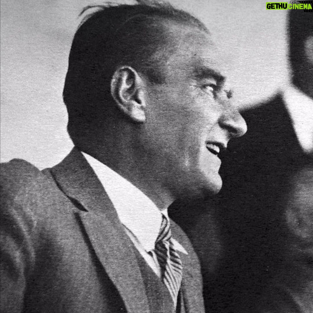 Ceyda Düvenci Instagram - En büyük şükür, en büyük öğretmen… öğrettiklerin için teşekkür ederim… açtığın yolda yürümeye devam ediyoruz… #Atatürk #10kasım #10november