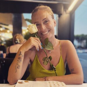Ceyda Düvenci Instagram - Evet;
Hep bildiğimi yaptım,
Hep kalbimin peşinden gittim,
Olmaz dedikleri her şeyi canım istediyse olduğu yere kadar oldurdum, 
Düştüğüm yerden hemen kalktım,
Hep çabuk dikleşti sırtım,
Hemen kaldığım yerden devam ettim,
Hatalarımı hep sevdim,
Öğrenci olmaktan vazgeçmedim,
Hep gezmeyi sevdim, 
Yeni ülkeler görmek için çalıştım çoğu zaman,
Yaşadıklarımı güvendiklerime anlatmayı sevdim,
Duygularımın hakkını hep verdim,
Dedikodu sevmediğim gibi yapanı da sevmedim,
Hep çok çalıştım, ürettim, alnımın teriyle yaşadım,
Yaşadıklarımı hiç silmedim zihnimden,
Hayatım sadece beni ilgilendirdi,
Ben olmayı sevdim,
Aşık olmayı da sevdim,
Hayatın her detayında bulabildim aşkı,
Kitaplar, resimler, müzik ve bilge insanlar yoluma ışık oldu,
Küstüklerim oldu,
Tekrar barıştıklarım ya da hiç barışmak istemediklerim,
Kadın olmamdan sebep hadsizlerin yorumlarına hedef oldum her kadın gibi,
Sessiz kaldım çoğuna,
Ama çok zaman da susturamadı kimse,
Kelimelerim çok evet,
Hakkımı da savunurum zekasına inandığım insanın karşısında,
Kimseye hayatıma müdahale hakkı tanımadım hiç,
Müdanam da olmadı,
Gücüme, kalbime, çalışkanlığıma, kalbimin iyiliğine sığındım hep,
Doğaya, hayvanlara, mevlana’ya, yunus’a, çalışkan olmaya, okumaya, kendi yoluna bakmaya ve iyi insanın gücüne inandım sadece,
Yalancıları, zorbaları ve her şeyin aşırısını sevenleri hiç sevmedim,
Çocuklarım nefesim oldu hep,
Annem, babam ve en yakın dostlarım gücüm,
Fazlasına da ihtiyacım yok zaten,
Ve evet çooook insan tanıyorum bu da dünyanın en büyük zenginliği,
Elalem ne der hiç umrumda olmadı,
Elaleme göre de şekil almadım bu güne kadar,
Dayı dayı konuşmalardan ve tehtid dilinden nefret ettim,
Kaba kuvvet dilim olmadı hiç, dili kaba olanla da işim olmadı,
Koşulsuz sevginin gücüne inandım en çok
Ve nezakete
Ve şefkate
İşte budur özetim,
Gerçekten merak edenlere…
Ve bir bu kadar sene aynen devam hayata…
İsteyenler peşimden gelebilir…
🌻🌻🌻