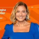 Ceyda Düvenci Instagram - @bambaskasohbetler.ntv başlıyor… o gün bugün… benim için de çok şaşkınlık veren çok güldüren ezberimi 35 dakika boyunca bozan bir konukla başlıyorum yayına 🤣🤣🤣 nasıl başlarsan öyle devam edermiş derler, hayırlısı… kavuştuk ya benden mutlusu yok… 19:15 @ntv @sinanakcil @bboyapim