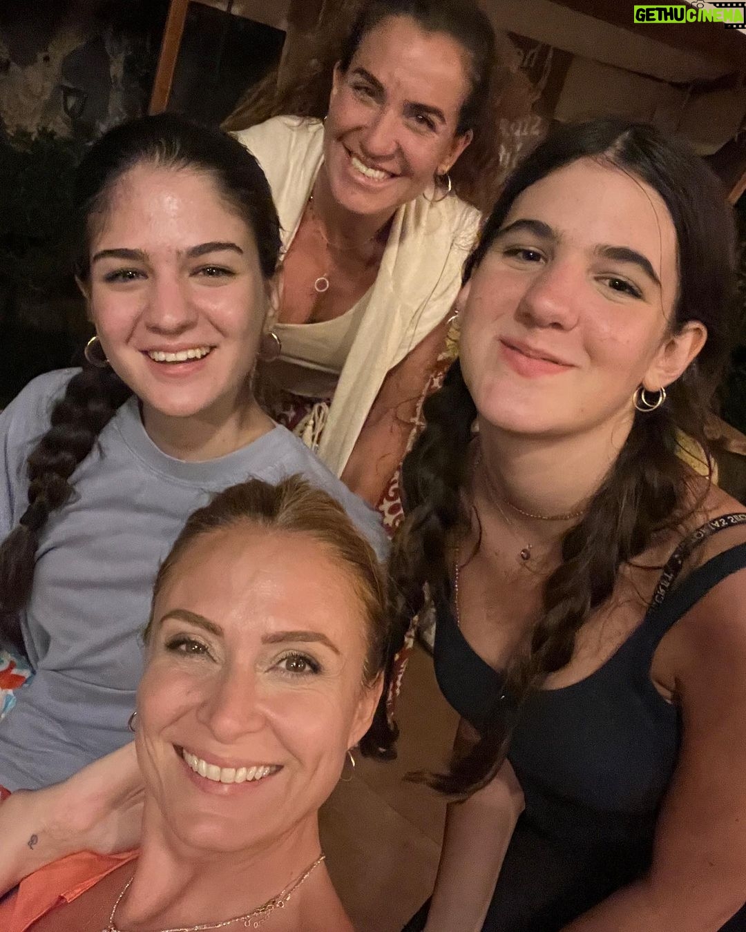 Ceyda Düvenci Instagram - Zeynebim, kardeşim, güzel kuzim ne güzel günlere şahit oluyoruz bin şükür ❤️💚🦋🌻🧿 ne güzel büyüdüler… her halleriyle ne kadar biricikler… böyle yaş almak ne güzel… bir ömür beraber güzelliklerle… iyi ki… @zeynep.duvenci @elifdemirorenn @aysedemiroren