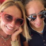 Ceyda Düvenci Instagram - Hep güzel yolculuklarımız olsun kızım… sana hep güzel sürprizler hazırlasın hayat… şimdi uçaktayız… Robie Williams konseri var akşam. Henüz haberin yok… sen heyecanlı ben senden heyecanlı… müzik aşkına bayılıyorum… ve hayatım yettiğince sana hep böyle sürprizler yapmak istiyorum… bugün çok güzel bir gün…