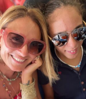 Ceyda Düvenci Instagram - Hep güzel yolculuklarımız olsun kızım… sana hep güzel sürprizler hazırlasın hayat… şimdi uçaktayız… Robie Williams konseri var akşam. Henüz haberin yok… sen heyecanlı ben senden heyecanlı… müzik aşkına bayılıyorum… ve hayatım yettiğince sana hep böyle sürprizler yapmak istiyorum… bugün çok güzel bir gün…