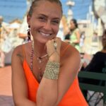 Ceyda Düvenci Instagram - Her Şey Sende Gizli Yerin seni çektiği kadar ağırsın Kanatların çırpındığı kadar hafif.. Kalbinin attığı kadar canlısın Gözlerinin uzağı gördüğü kadar genç... Sevdiklerin kadar iyisin Nefret ettiklerin kadar kötü.. Ne renk olursa olsun kaşın gözün Karşındakinin gördüğüdür rengin.. Yaşadıklarını kâr sayma: Yaşadığın kadar yakınsın sonuna; Ne kadar yaşarsan yaşa, Sevdiğin kadardır ömrün.. Gülebildiğin kadar mutlusun Üzülme bil ki ağladığın kadar güleceksin Sakın bitti sanma her şeyi, Sevdiğin kadar sevileceksin. Güneşin doğuşundadır doğanın sana verdiği değer Ve karşındakine değer verdiğin kadar insansın Bir gün yalan söyleyeceksen eğer Bırak karşındaki sana güvendiği kadar inansın. Ay ışığındadır sevgiliye duyulan hasret Ve sevgiline hasret kaldığın kadar ona yakınsın Unutma yağmurun yağdığı kadar ıslaksın Güneşin seni ısıttığı kadar sıcak. Kendini yalnız hissettiğin kadar yalnızsın Ve güçlü hissettiğin kadar güçlü. Kendini güzel hissettiğin kadar güzelsin.. İşte budur hayat! İşte budur yaşamak, bunu hatırladığın kadar yaşarsın Bunu unuttuğunda aldığın her nefes kadar üşürsün Ve karşındakini unuttuğun kadar çabuk unutulursun Çiçek sulandığı kadar güzeldir Kuşlar ötebildiği kadar sevimli Bebek ağladığı kadar bebektir Ve her şeyi öğrendiğin kadar bilirsin bunu da öğren, Sevdiğin kadar sevilirsin... Casa Batlló - Gaudí Barcelona