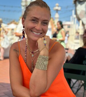 Ceyda Düvenci Instagram - Her Şey Sende Gizli
Yerin seni çektiği kadar ağırsın
Kanatların çırpındığı kadar hafif..
Kalbinin attığı kadar canlısın
Gözlerinin uzağı gördüğü kadar genç...
Sevdiklerin kadar iyisin
Nefret ettiklerin kadar kötü..
Ne renk olursa olsun kaşın gözün
Karşındakinin gördüğüdür rengin..
Yaşadıklarını kâr sayma:
Yaşadığın kadar yakınsın sonuna;

Ne kadar yaşarsan yaşa,
Sevdiğin kadardır ömrün..
Gülebildiğin kadar mutlusun
Üzülme bil ki ağladığın kadar güleceksin
Sakın bitti sanma her şeyi,

Sevdiğin kadar sevileceksin.
Güneşin doğuşundadır doğanın sana verdiği değer
Ve karşındakine değer verdiğin kadar insansın
Bir gün yalan söyleyeceksen eğer
Bırak karşındaki sana güvendiği kadar inansın.
Ay ışığındadır sevgiliye duyulan hasret
Ve sevgiline hasret kaldığın kadar ona yakınsın
Unutma yağmurun yağdığı kadar ıslaksın
Güneşin seni ısıttığı kadar sıcak.
Kendini yalnız hissettiğin kadar yalnızsın
Ve güçlü hissettiğin kadar güçlü.
Kendini güzel hissettiğin kadar güzelsin..

İşte budur hayat!
İşte budur yaşamak, bunu hatırladığın kadar yaşarsın
Bunu unuttuğunda aldığın her nefes kadar üşürsün
Ve karşındakini unuttuğun kadar çabuk unutulursun
Çiçek sulandığı kadar güzeldir
Kuşlar ötebildiği kadar sevimli
Bebek ağladığı kadar bebektir
Ve her şeyi öğrendiğin kadar bilirsin bunu da öğren,
Sevdiğin kadar sevilirsin...