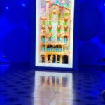Ceyda Düvenci Instagram - En sevdiğim sanatçı GAUDİ… 20 yılı aştı ona olan saygım ve hayranlığım… şimdi de oğlumu tanıştırdım onunla… hala eşi benzeri olmayan eserleriyle… hikaye bölümünde paylaşmıştım gerçi ama buraya da eklemek istedim sevgili @refikanadol un GAUDI’ nin aklındakiler çalışması sergileniyordu Casa Batllo’da. Bu da muhteşem bir gurur oldu bizim için… herkes alkışlarla ayrıldı salondan… Casa Batlló - Gaudí Barcelona