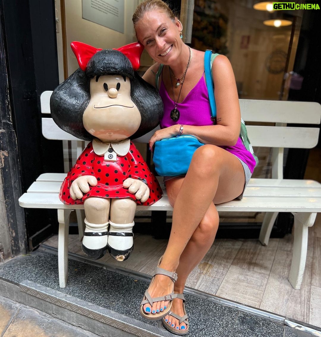 Ceyda Düvenci Instagram - Arkadaş edinmediğimi düşünmeniz üzer 🤣🤣🤣 Barcelona, Spain