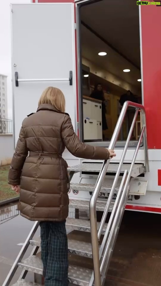 Ceyda Düvenci Instagram - Dün Taş Kağıt Makas Atölyemizle @taskagitmakasatolyesi Gaziantep’teydik. MediaMarkt Türkiye ve Türkiye Eğitim Gönüllüleri Vakfı (TEGV) iş birliğiyle hayata geçirilen ‘Eğitimle Daha İyiye’ projesiyle, Ateşböceği eğitim tırında çocukların yaratıcılıklarını ve duygusal ifade becerilerini geliştirmek için atölye düzenledik. Her bir etkinlik, bu minik yürekler için yeni bir keşif alanı oldu. 🎭🎨 🌻Depremden etkilenen ama umut dolu gözlerle dünyaya bakan çocuklarımızla buluşmak, onların hayal gücüyle dolu dünyalarına misafir olmak benim için tarifsiz bir mutluluktu. 🌻Taş Kağıt Makas Atölyesi olarak bizim en büyük amacımız, çocukların hayal güçlerini ve yaratıcılıklarını desteklemek. Onlara sadece bilgi değil, hissettiklerini ifade etme gücü de vermek istiyoruz. Bugün, çocukların gözlerinde parlayan ışığı gördüğümde, doğru yolda olduğumuzu bir kez daha anladım. 🌻Bu özel gün için @mediamarkt_tr ve @tegv teşekkür ederim. Önümüzdeki 4 yıl boyunca, 4 adet Ateşböceği eğitim tırıyla 24 bin çocuğa ulaşmayı hedefliyorlar. Ve tabii ki, bu yolculukta benimle birlikte olan canım @aslicureklibatir ve @taskagitmakasatolyesi ekibime sonsuz minnettarım. Bir kez daha anlıyorum ki, çocukların gözündeki ışık, dünyayı aydınlatabilecek en güçlü kaynak. Onları dinlemek, onlara ilham olmak, hepimizin sorumluluğu. Evlatlarımızın yarınları için el ele verelim, ışıkları hiç sönmesin… ✨ @mediamarkt_tr @tegv @taskagitmakasatolyesi #EğitimleDahaİyiye #işbirliği