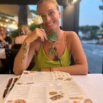 Ceyda Düvenci Instagram - Pizza yiyelim anne dedi dün akşam… kaldığımız yerin karşı köşesinde var dedim. Şık giyinmem lazım dedi… İtalyan restoranları şık çünkü… hazırlandık… şık… yolda fotoğraflar çeke çeke yürüdük… masamıza oturduk… şefin yanına gidip dakikalarca izledi pizza yapışını, yardım etti ona keyiflendi… restorana çiçekçi geldi sonra… beyaz gül alsam sana dedi… 😊 aldı… sonra da poz ver anne dedi bu fotoğrafları çekti… yemeklerimiz geldi… sohbet edelim mi anne yemek yerken herzamanki gibi dedi… 1 saat susmadan konuştuk… sonra da dans ede ede döndük odamıza… gün sona erdi çok mutluyum anne dedi, uyuyakaldık… roman gibi geçiyor evlatlarla hayat… en büyük şükür bu anlar, anılar… Castelldefels