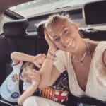 Ceyda Düvenci Instagram - Al sana sabahın 7 sinde filtresiz paylaşım 🤣🤣🤣 sabahın körü yollara düşüyorsak var bi sebebi… Melisamla başka türlü düşerdik yollara Alimle başka. Ama ortak bir cümlesi var bu yolculukların… Daha özgür olsunlar, dünya vatandaşı olsunlar, dil bilsinler, daha vizyoner olsunlar, daha çok öğrensinler, ayakları üstünde durabilsinler diye… anne olmayı en çok bu yüzden istemiştim. Bu yüzden çalışıyorum ve üretiyorum deli gibi… Dünyayı gezebilmek, daha çok öğrenebilmek ve evlatlara vesile olabilmek için… gerisi iyilik sağlık… Alim okulda şimdi ben de kitabımın başına… akşam bisikletle alacağım onu okuldan ❤️💙 al sana güzel bir mutluluk sebebi daha… 🚲🚲🚲