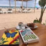 Ceyda Düvenci Instagram - Hayata nerden baktığın önemli elbet… aylar önce planlamıştım yaz okulu tatil programını… hayatın da varmış planları… ikisi denkleşti ve oğlumla burdayız… bugün “ben” zamanı, evlat futbol okulunda… 12 yıl önce iyi ki öğretmiş hayat geleni olduğu gibi kabul etmeyi… içim gülümsüyor şimdi ve bir şükür var derinde… hayat bir defa… hiçbir şeyi ertelememek gerek… elinden geleni de yaptıysan ve için rahatsa şanslısın… şimdi biraz yazı yazar, kitap okur, dururum öylece… yaşamın içinde güzel şeyleri zor da olsa bulman dileğiyle… güzel bir hafta olsun… Castelldefels