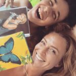 Ceyda Düvenci Instagram - Onun söz yazdığı defteri, benim de tümmm aklımdakileri yazdığım defterim… koynumuzda hep defterimiz var bizim… kalbimizde de aşk… şifanın en büyüğü benim kızım 🦋❤️