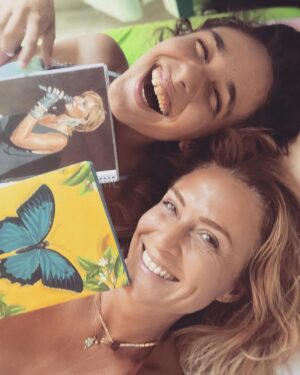 Ceyda Düvenci Instagram - Onun söz yazdığı defteri, benim de tümmm aklımdakileri yazdığım defterim… koynumuzda hep defterimiz var bizim… kalbimizde de aşk…  şifanın en büyüğü benim kızım 🦋❤️