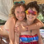 Ceyda Düvenci Instagram - Annesinin kızı diyceksiniz 🤣🤣 çok da gurur duyuyorum bundan… hayatımızın en büyük didişmelerini yaptık evet ama tüm dalgalar dinince, büyüyünce bin şükür dedim hep… iyi ki annem olmuş… iyi ki hep tuttuğunu koparmış… ve asla pes etmemiş… bu şifa değil de ne?!?
