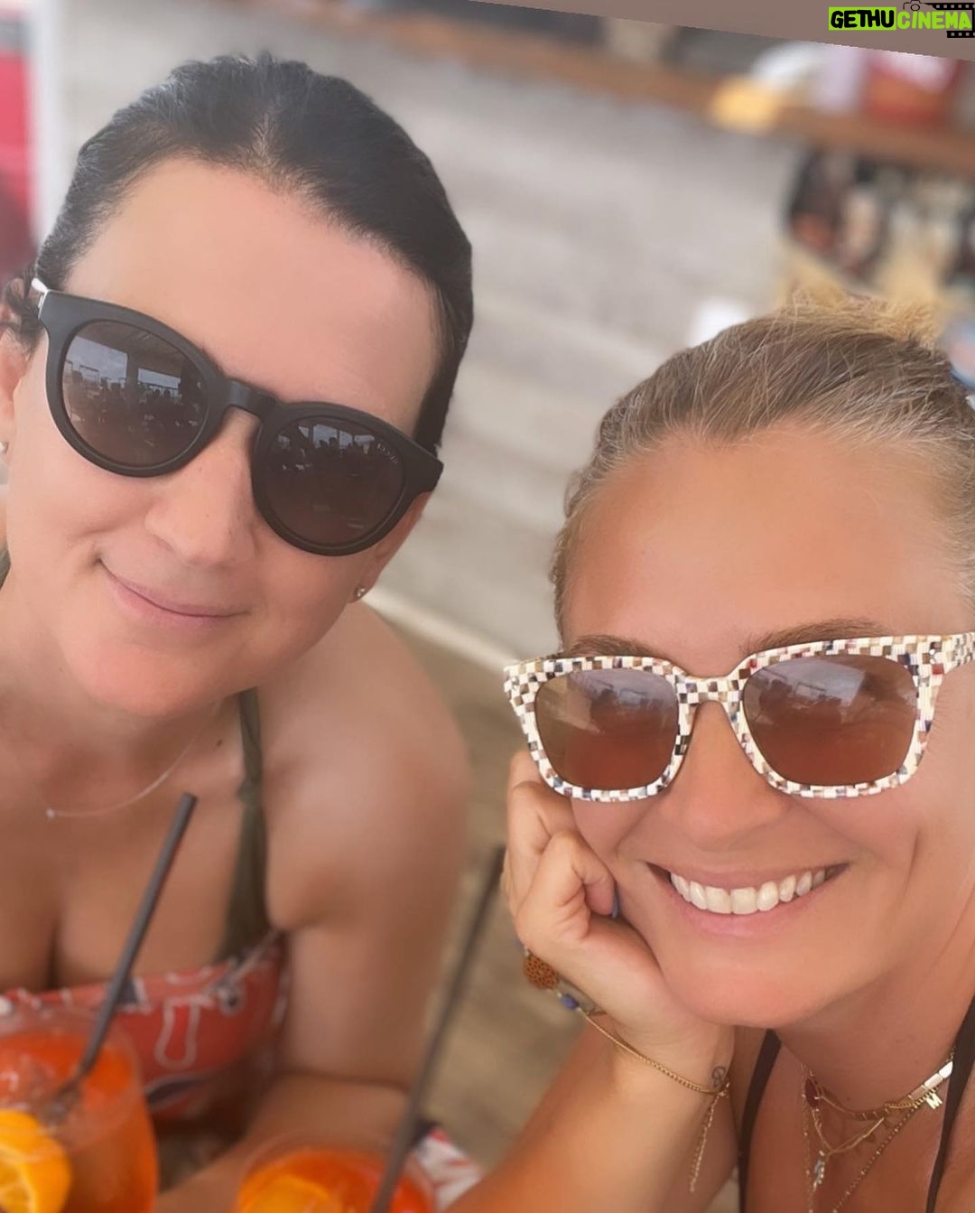 Ceyda Düvenci Instagram - Yaz ve dostlar… tekrar çal sam… vol 2