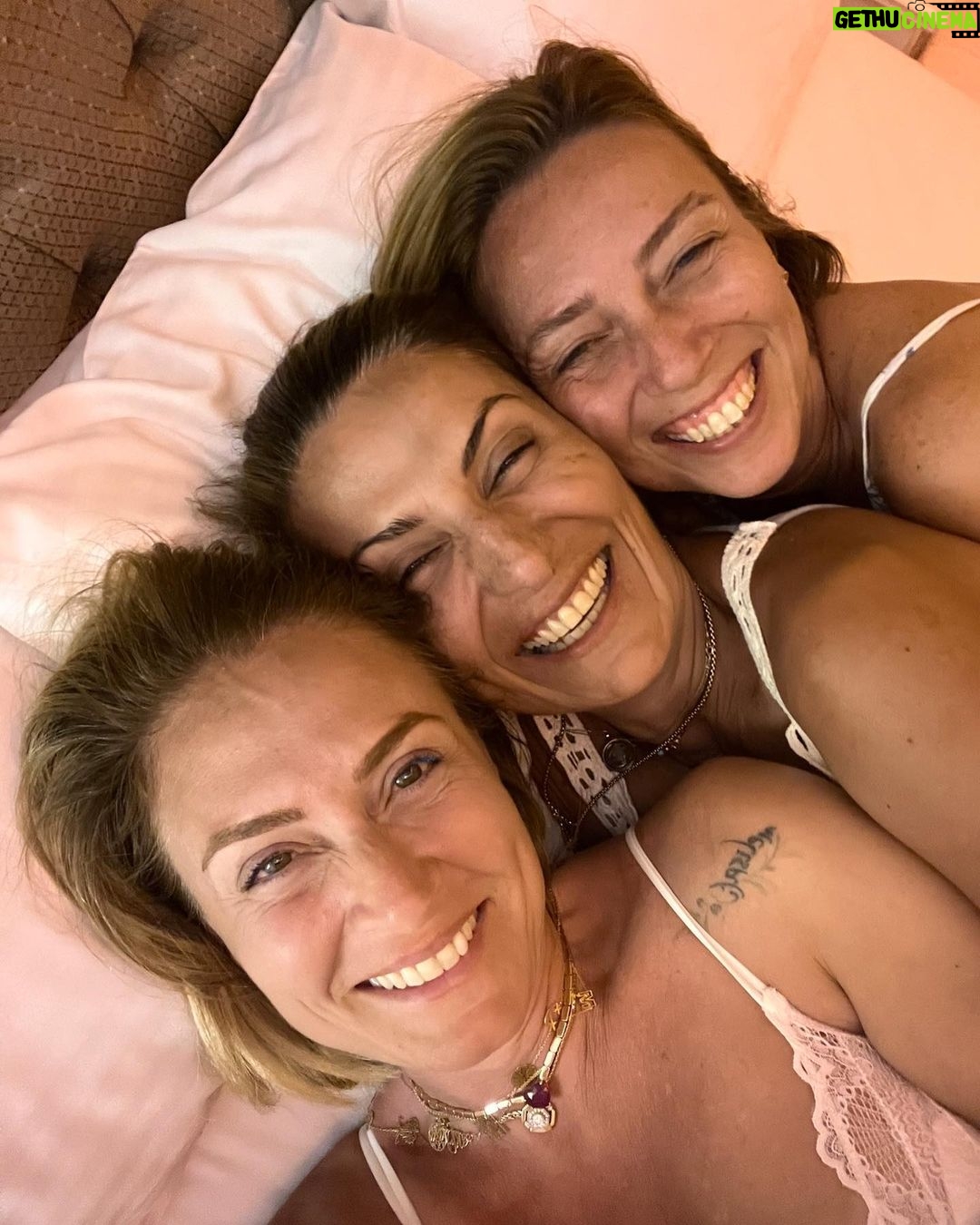Ceyda Düvenci Instagram - Tekrar çal Sam… yazdan kalanlar vol1 iyi ki var 1. Çember…