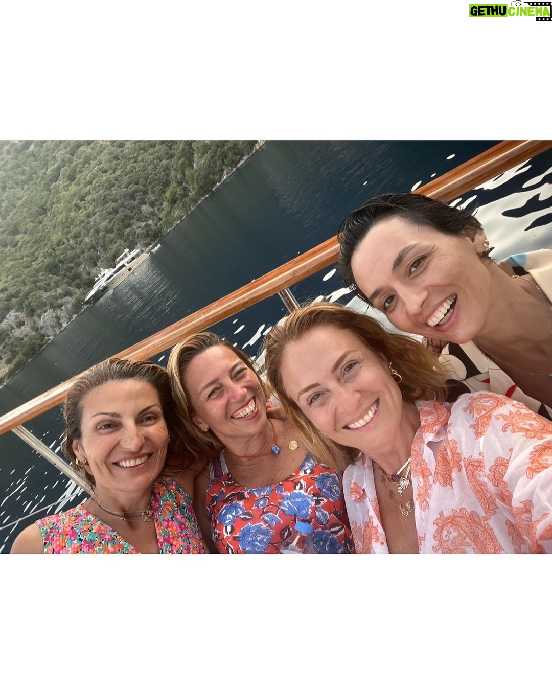 Ceyda Düvenci Instagram - Tekrar çal Sam… yazdan kalanlar vol1 iyi ki var 1. Çember…