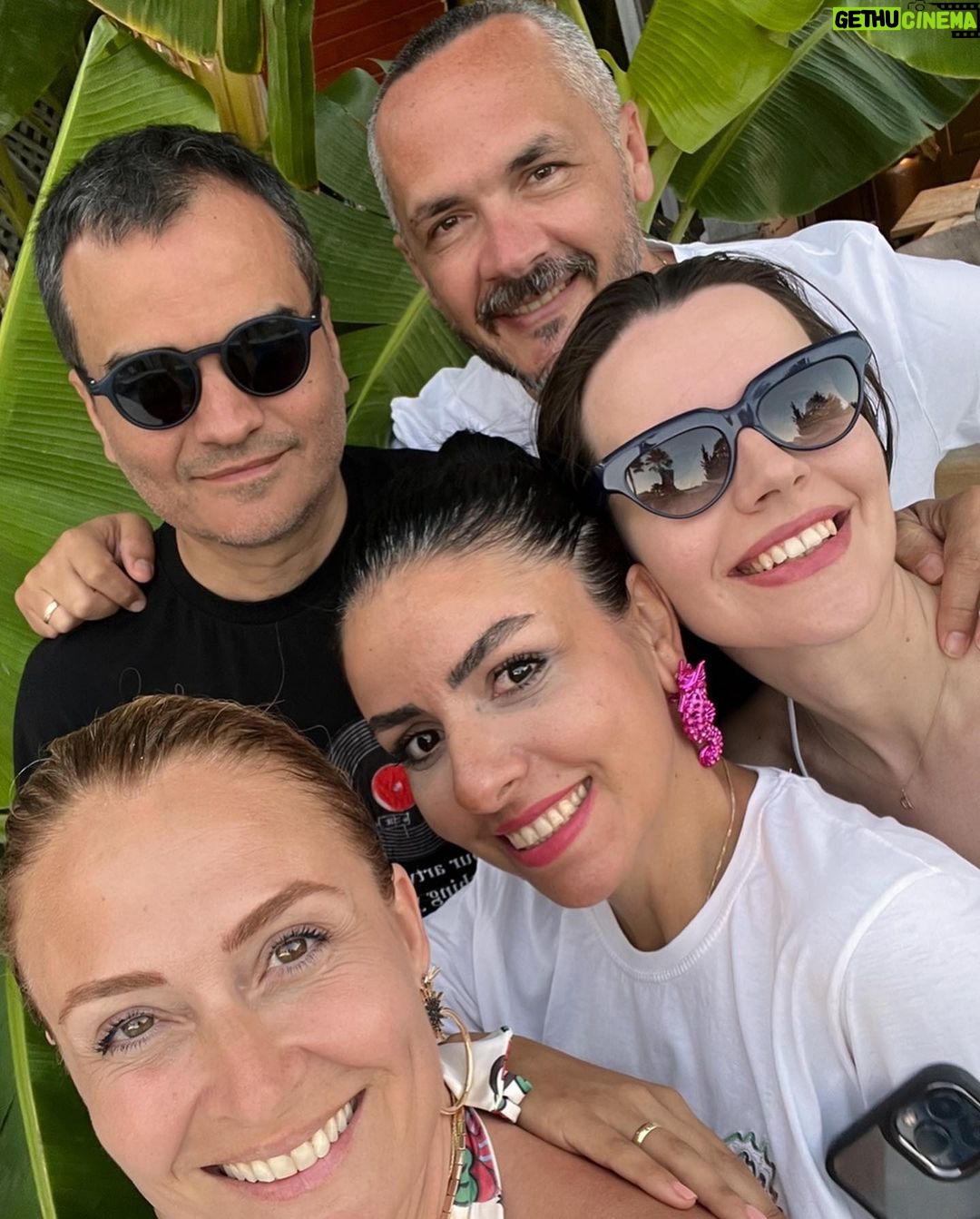 Ceyda Düvenci Instagram - Tekrar çal Sam… yazdan kalanlar vol1 iyi ki var 1. Çember…