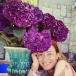 Ceyda Düvenci Instagram - En en en çok çiçekleri sevdim hep… doğa hep iyi geldi bana… doğanın içindeki sır, büyü, renkler, şifa, bütünlük hep etkiledi beni… sağlığım iyi şükür… haftaya güzel başladım… sağlığa şükür etmenin önemini de hatırladım bir kez daha… ve doğanın şifası hatırlattı kendini bana… etrafınızda size iyi gelen tüm güzellikleri fark edin… gerçek şifa orda…
