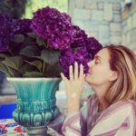 Ceyda Düvenci Instagram - En en en çok çiçekleri sevdim hep… doğa hep iyi geldi bana… doğanın içindeki sır, büyü, renkler, şifa, bütünlük hep etkiledi beni… sağlığım iyi şükür… haftaya güzel başladım… sağlığa şükür etmenin önemini de hatırladım bir kez daha… ve doğanın şifası hatırlattı kendini bana… etrafınızda size iyi gelen tüm güzellikleri fark edin… gerçek şifa orda…