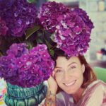 Ceyda Düvenci Instagram - En en en çok çiçekleri sevdim hep… doğa hep iyi geldi bana… doğanın içindeki sır, büyü, renkler, şifa, bütünlük hep etkiledi beni… sağlığım iyi şükür… haftaya güzel başladım… sağlığa şükür etmenin önemini de hatırladım bir kez daha… ve doğanın şifası hatırlattı kendini bana… etrafınızda size iyi gelen tüm güzellikleri fark edin… gerçek şifa orda…