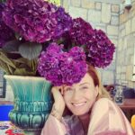 Ceyda Düvenci Instagram - En en en çok çiçekleri sevdim hep… doğa hep iyi geldi bana… doğanın içindeki sır, büyü, renkler, şifa, bütünlük hep etkiledi beni… sağlığım iyi şükür… haftaya güzel başladım… sağlığa şükür etmenin önemini de hatırladım bir kez daha… ve doğanın şifası hatırlattı kendini bana… etrafınızda size iyi gelen tüm güzellikleri fark edin… gerçek şifa orda…