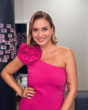 Ceyda Düvenci Instagram - Veeeeee kaldığımız yerden devam ediyoruz… 11 EYLÜL NTV ekranında kavuşuyoruz… pazartesi çekimlerimiz başlıyor… @bambaskasohbetler.ntv @bboyapim 
🌻🌻🌻🌻
Back to work…