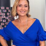Ceyda Düvenci Instagram - Veeeeee kaldığımız yerden devam ediyoruz… 11 EYLÜL NTV ekranında kavuşuyoruz… pazartesi çekimlerimiz başlıyor… @bambaskasohbetler.ntv @bboyapim 🌻🌻🌻🌻 Back to work…