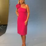 Ceyda Düvenci Instagram - Veeeeee kaldığımız yerden devam ediyoruz… 11 EYLÜL NTV ekranında kavuşuyoruz… pazartesi çekimlerimiz başlıyor… @bambaskasohbetler.ntv @bboyapim 🌻🌻🌻🌻 Back to work…