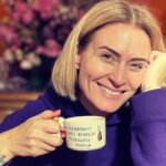 Ceyda Düvenci Instagram - Neye göre kime göre 🤣🤣🤣🤣 ama denemekten de zarar gelmez… şaka, şaka… 🤣🤣🤣 olduğun gibi iyisin bence öyle kal… 💙💙💙💙