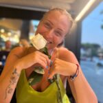 Ceyda Düvenci Instagram - Pizza yiyelim anne dedi dün akşam… kaldığımız yerin karşı köşesinde var dedim. Şık giyinmem lazım dedi… İtalyan restoranları şık çünkü… hazırlandık… şık… yolda fotoğraflar çeke çeke yürüdük… masamıza oturduk… şefin yanına gidip dakikalarca izledi pizza yapışını, yardım etti ona keyiflendi… restorana çiçekçi geldi sonra… beyaz gül alsam sana dedi… 😊 aldı… sonra da poz ver anne dedi bu fotoğrafları çekti… yemeklerimiz geldi… sohbet edelim mi anne yemek yerken herzamanki gibi dedi… 1 saat susmadan konuştuk… sonra da dans ede ede döndük odamıza… gün sona erdi çok mutluyum anne dedi, uyuyakaldık… roman gibi geçiyor evlatlarla hayat… en büyük şükür bu anlar, anılar… Castelldefels