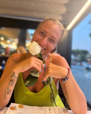 Ceyda Düvenci Instagram - Pizza yiyelim anne dedi dün akşam… kaldığımız yerin karşı köşesinde var dedim. Şık giyinmem lazım dedi… İtalyan restoranları şık çünkü… hazırlandık… şık… yolda fotoğraflar çeke çeke yürüdük… masamıza oturduk… şefin yanına gidip dakikalarca izledi pizza yapışını, yardım etti ona keyiflendi… restorana çiçekçi geldi sonra… beyaz gül alsam sana dedi… 😊 aldı… sonra da poz ver anne dedi bu fotoğrafları çekti… yemeklerimiz geldi… sohbet edelim mi anne yemek yerken herzamanki gibi dedi… 1 saat susmadan konuştuk… sonra da dans ede ede döndük odamıza… gün sona erdi çok mutluyum anne dedi,  uyuyakaldık… roman gibi geçiyor evlatlarla hayat… en büyük şükür bu anlar, anılar…
