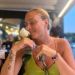 Ceyda Düvenci Instagram - Pizza yiyelim anne dedi dün akşam… kaldığımız yerin karşı köşesinde var dedim. Şık giyinmem lazım dedi… İtalyan restoranları şık çünkü… hazırlandık… şık… yolda fotoğraflar çeke çeke yürüdük… masamıza oturduk… şefin yanına gidip dakikalarca izledi pizza yapışını, yardım etti ona keyiflendi… restorana çiçekçi geldi sonra… beyaz gül alsam sana dedi… 😊 aldı… sonra da poz ver anne dedi bu fotoğrafları çekti… yemeklerimiz geldi… sohbet edelim mi anne yemek yerken herzamanki gibi dedi… 1 saat susmadan konuştuk… sonra da dans ede ede döndük odamıza… gün sona erdi çok mutluyum anne dedi, uyuyakaldık… roman gibi geçiyor evlatlarla hayat… en büyük şükür bu anlar, anılar… Castelldefels
