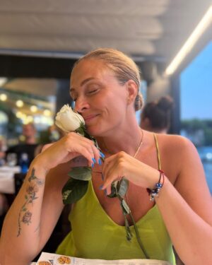 Ceyda Düvenci Instagram - Pizza yiyelim anne dedi dün akşam… kaldığımız yerin karşı köşesinde var dedim. Şık giyinmem lazım dedi… İtalyan restoranları şık çünkü… hazırlandık… şık… yolda fotoğraflar çeke çeke yürüdük… masamıza oturduk… şefin yanına gidip dakikalarca izledi pizza yapışını, yardım etti ona keyiflendi… restorana çiçekçi geldi sonra… beyaz gül alsam sana dedi… 😊 aldı… sonra da poz ver anne dedi bu fotoğrafları çekti… yemeklerimiz geldi… sohbet edelim mi anne yemek yerken herzamanki gibi dedi… 1 saat susmadan konuştuk… sonra da dans ede ede döndük odamıza… gün sona erdi çok mutluyum anne dedi,  uyuyakaldık… roman gibi geçiyor evlatlarla hayat… en büyük şükür bu anlar, anılar…
