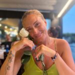 Ceyda Düvenci Instagram - Pizza yiyelim anne dedi dün akşam… kaldığımız yerin karşı köşesinde var dedim. Şık giyinmem lazım dedi… İtalyan restoranları şık çünkü… hazırlandık… şık… yolda fotoğraflar çeke çeke yürüdük… masamıza oturduk… şefin yanına gidip dakikalarca izledi pizza yapışını, yardım etti ona keyiflendi… restorana çiçekçi geldi sonra… beyaz gül alsam sana dedi… 😊 aldı… sonra da poz ver anne dedi bu fotoğrafları çekti… yemeklerimiz geldi… sohbet edelim mi anne yemek yerken herzamanki gibi dedi… 1 saat susmadan konuştuk… sonra da dans ede ede döndük odamıza… gün sona erdi çok mutluyum anne dedi, uyuyakaldık… roman gibi geçiyor evlatlarla hayat… en büyük şükür bu anlar, anılar… Castelldefels