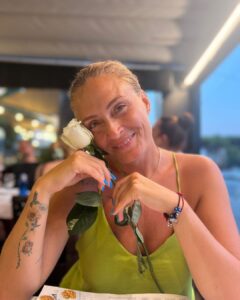 Ceyda Düvenci Instagram - Pizza yiyelim anne dedi dün akşam… kaldığımız yerin karşı köşesinde var dedim. Şık giyinmem lazım dedi… İtalyan restoranları şık çünkü… hazırlandık… şık… yolda fotoğraflar çeke çeke yürüdük… masamıza oturduk… şefin yanına gidip dakikalarca izledi pizza yapışını, yardım etti ona keyiflendi… restorana çiçekçi geldi sonra… beyaz gül alsam sana dedi… 😊 aldı… sonra da poz ver anne dedi bu fotoğrafları çekti… yemeklerimiz geldi… sohbet edelim mi anne yemek yerken herzamanki gibi dedi… 1 saat susmadan konuştuk… sonra da dans ede ede döndük odamıza… gün sona erdi çok mutluyum anne dedi, uyuyakaldık… roman gibi geçiyor evlatlarla hayat… en büyük şükür bu anlar, anılar… Castelldefels