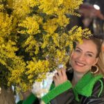 Ceyda Düvenci Instagram – Mimoza güneş gibidir, altın gibidir…
Mimoza çiçeğinin hikayesi İtalya’da başlar.  1946 yılında yapılan savaşın sonunda harabe gibi bir ülke olan İtalya, çeşitli çözümler arayışına girilmiştir. İtalyan halkı için yaşama umudu arayışı başlamıştır. Bu arayış içerisinde ise İtalya Kadın Birliği üyelerinden Terasa Mattei, Terasa Noce, Rita Mognagnana adlı 3 kadın toplumun yeniden inşa edilmesi için “Kadın Dayanışması” adlı bir çalışma yapılmış ve bunun yaşama umudu olduğunu anlamışlar. 

Bu çalışmayı da en iyi sembol edecek şeyin bir çiçek olduğuna karar verirler. Peki ama hangi çiçek? Gelen çiçek teklifleri arasında karanfil, anemon ve mis kokulu mimoza çiçeği olmuştur. Her çiçeğin özellikleri göz önünde bulundurularak mimoza çiçeğine karar verilmiştir. Peki tercih edilmesindeki mimoza çiçeğinin özellikleri neler olmuştur?

Birinci ve en önemli özelliği şüphesiz ki mimoza çiçeğinin mart ayında çiçeklenmesidir. Mart ayında olmasıyla Dünya Kadınlar Gününü de temsili ile bağdaştırılmaktadır. 
Bir diğer mimoza çiçeğinin özelliği ise sarı rengidir. Göz alıcı sarı rengi ile savaşta kaybolan moralin, umudun ve huzurun yeniden düzeleceğine inanılmıştır. 
Bakımının fazla uğraş istememesi ise tercih edilmesinde bir diğer sebeptir. Çünkü İtalya’nın hemen toparlanması ve ayağa kalkması isteniliyordu. 
Her şeye rağmen ne kadar kırılgan ve naif olsalar da soğuk havalara karşı dirençli ve güçlü olmalarıyla bilinen mimoza çiçeğinin bu özelliği de İtalya’ya benzetilmiştir. 

Huzur ve sevgi benim için de mimoza…
mart ayı ne güzelsin…