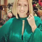 Ceyda Düvenci Instagram - Hızlı bir giriş yaptım 2024 yılına… ardıma bakmamayı çoktan öğrenmişim onu anladım bunu farketmek iyi geldi… sabahları uyanıp güne konsantre olup “haydi bakalım Ceyda” diyorum kendi kendime… @prensdizi son 15 gün 2. Sezon bomba gibi geliyor. Gülmekten çekimi zor tamamlıyoruz 😌 @saklabeniresmi de tam gaz devam ❤️ ve tabii ki @bambaskasohbetler.ntv harika programlar çekiyoruz… @kafaradyo haftaiçi her gün buluşmaya devam 🌻 veeee @melimelekajanda 2024 ajandalar kitapçılarda tükenmek üzere… @taskagitmakasatolyesi kış sezonu @swayhotels de hızlı ve eğlenceli başladı ve çok güzel devam ediyor… üretmek iyi geliyor anlayacağınız… sağlık olsun gerisi kolay dostlar… 🍀🍀🍀🍀🍀 kalan zamanlarda da aile, dostlar, spor ve kitapla doluyor… gerisi?!? Gerisi uyku ve şükür… 😌😌😌