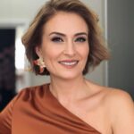 Ceyda Düvenci Instagram – BEN DÜN AŞIK OLDUM… 
hep diyorsunuz ya aşık olacak mısın? 
Evet. Dün oldum…
Ve biliyor musunuz ki ben her gün hayatın güzel bir detayına aşık oluyorum…  şükür…
dün @bambaskasohbetler.ntv çekimlerinde 8 OCAK gecesi sahnede sunuculuğunu üstleneceğim @cevsanat konserinde hepinizi kendisine aşık edecek isimlerden birini ağırladım…
❤️🌻🍀 14 yaşında ışıl ışıl gözleriyle, hayatı her tarafından görüp anlayıp uğruna besteler yapan, dünyadaki tüm önemli müzik okullarının müzik yeteneği için peşinde koştuğu, çok önemli yarışmalardan ilkleri bize yaşatarak birinciliklerle dönen, her kelimesi, bakışı, gülüşü ışık ışık ARYA SU’ya aşık oldum… 
@aryasugulenc 
Gözlerimden mutluluk yaşları aka aka izledim onu konuşurken, içimden dualar ettim yüreği darlanmasın, ayağına taş değmesin, ruhu üzülmesin diye… 
O kadar kıymetli bir sanatçı gencimiz ki Arya… dilerim bana yaşattığı bu gurur dolu aşkı size de yaşatır… ki zaten onu bir kere dinleseniz ya da izleseniz siz de benimle gibi hissedeceksiniz… 
Gelecek gençlerde diyoruz ya, hayır…
Aslında biz gençlerin geleceğiyiz…
Daha çooook şeyler yapmamız gerek bu kıymetli gençlerimizi mutlu etmek için…
O yüzden çalışmaya, üretmeye devam…
ARYA SEN İYİ Kİ VARSIN… BANA HİSSETTİRDİĞİN VE HATIRLATTIĞIN HER ŞEY İÇİN TEŞEKKÜR EDERİM… HER ZAMAN BURADAYIM…