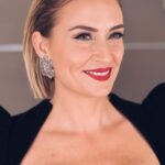 Ceyda Düvenci Instagram – Heyecanlı bir geceyi daha bıraktım ardımda… @kadinlaramahsus filmimizin galasında tüm oyuncu arkadaşlarımla çok güzel ve yoğun bir gün geçirdik… bu haftasonu sinemada izlemenizi sevgiyle tavsiye ederim…
Bu özel günde tatlı telaşıma bana destek veren ve kendimi şahane hissetmeme sebep olan canım ekip arkadaşlarıma teşekkür ederim…
@idiletisim
@gulbaharkarakus
@hidayetkorkmaz_
@rutkayozis
@birsenkaraoglu
@begumkhan
@zuleyhakuru