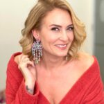 Ceyda Düvenci Instagram – Ben bu sıralı fotoğraf meselesini pek sevmiş olabilirim 🤣🤣🤣 sırf küpelere aşkımdan bu fotoğrafları çektik 🤣🤣🤣 takı sevenler, küpesiz çıkmam diyenler burda mııı?!?