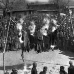Ceyda Düvenci Instagram - 8 Mart Dünay Kadınlar gecesi… demiş sevgili @gurbuz.de Gürbüz Doğan Ekşioğlu… kalemine, yüreğine sağlık… aynı fikirdeyim… 8 Mart 1927 yılında Orta Asya’da kadınlar parancılarını (Kırgız Türkçesinde peçe) ateşe atarak özgürlüklerini istemişler o yüzden 8 mart kadınlar için özgürlük günü olmuş Özbekistan’ da. Her yıl evinden çıkmayan ev kadınları dışarı çıkarmış bugün. Bulaşık yıkamaz, ev temizlemez, restorana gider yemek yer, 1 günlük özgürlük ilan edermiş. Evde bana destek olan canım Meryem sabah bunu anlattı. Ben 8 Mart 1857 tarihinde ABD’nin New York kentinde 40.000 kadın dokuma işçisi “eşit işe eşit ücret, çalışma saatlerinde azalma ve doğum izni” istemiyle başladıkları grev esnasında çıkan yangında fabrikaya kilitlenen 129 kadın işçi yaşamını yitirdiği eşitlik uğruna yaşanan bu felaketten sonra anma günü niteliğinde yaşandığını okumuştum. Demek ki Orta Asya’daki kadınlar Amerika’daki hemcinslerinin isyan gününe bilerek denk getirdiler isyanlarını. Velhasıl, Meryem’in anlattıkları içime dokundu, her gün hala okuduğumuz acı haberler gibi… Kutlama dediğimiz bu gün, aslında her alanda kadının “eşitiz, özgürlük istiyoruz” diye bağırmak zorunda kaldığı ve mücadele verdiği, acı içeren sonuçları olan ve maalesef hala da aynı yerde saydığımız bir de yetmezmiş gibi “şiddete hayır, çocuk geline hayır, eğitimde de eşitlik” kelimelerini de eklediğimiz bir anma günü. Kutlama yapacağımız 8 Mart günlerinin özlemiyle…